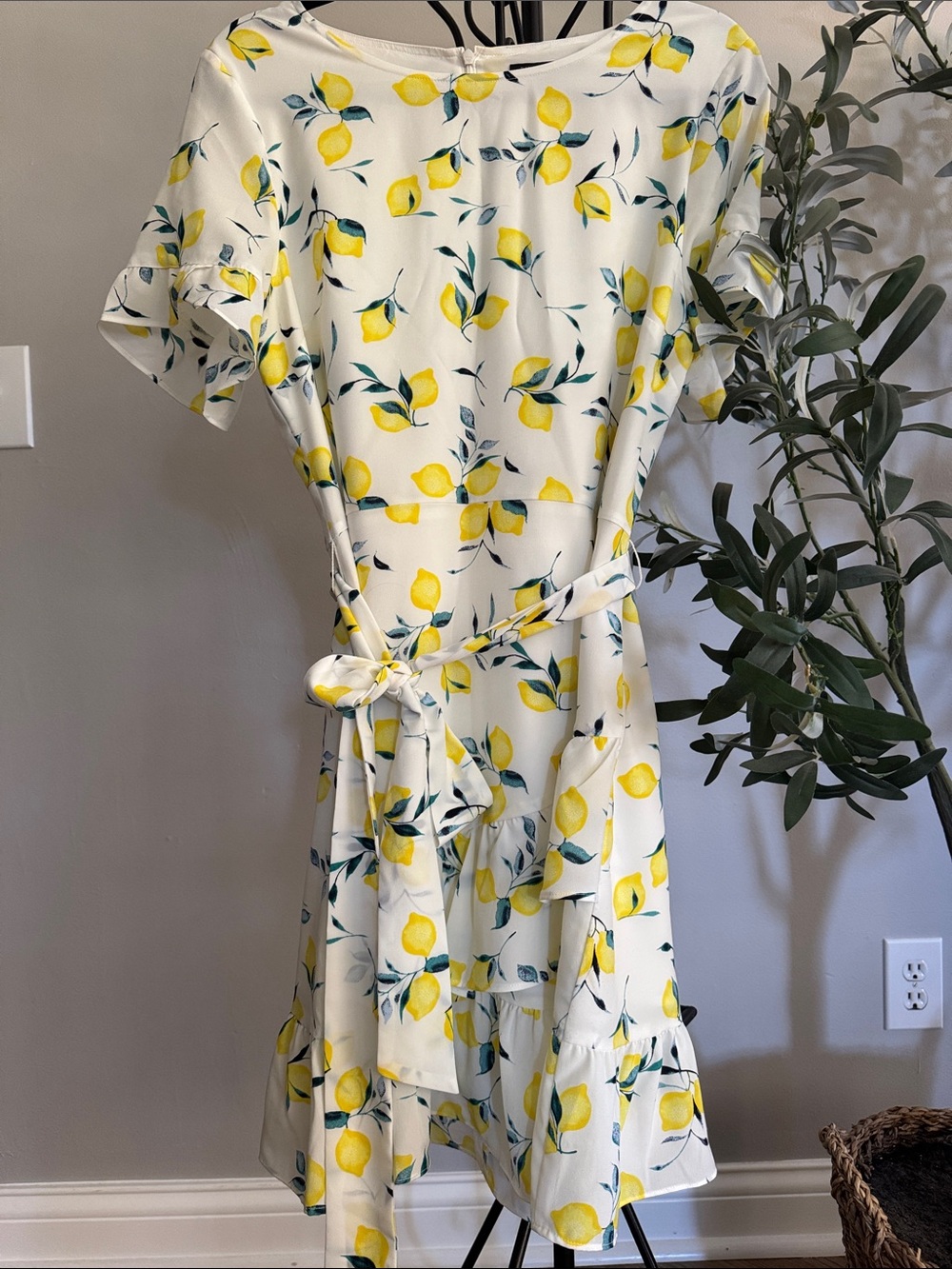 Banana Republic women’s lemon dress